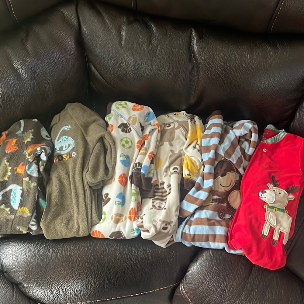 Boys footed pjs (6) l